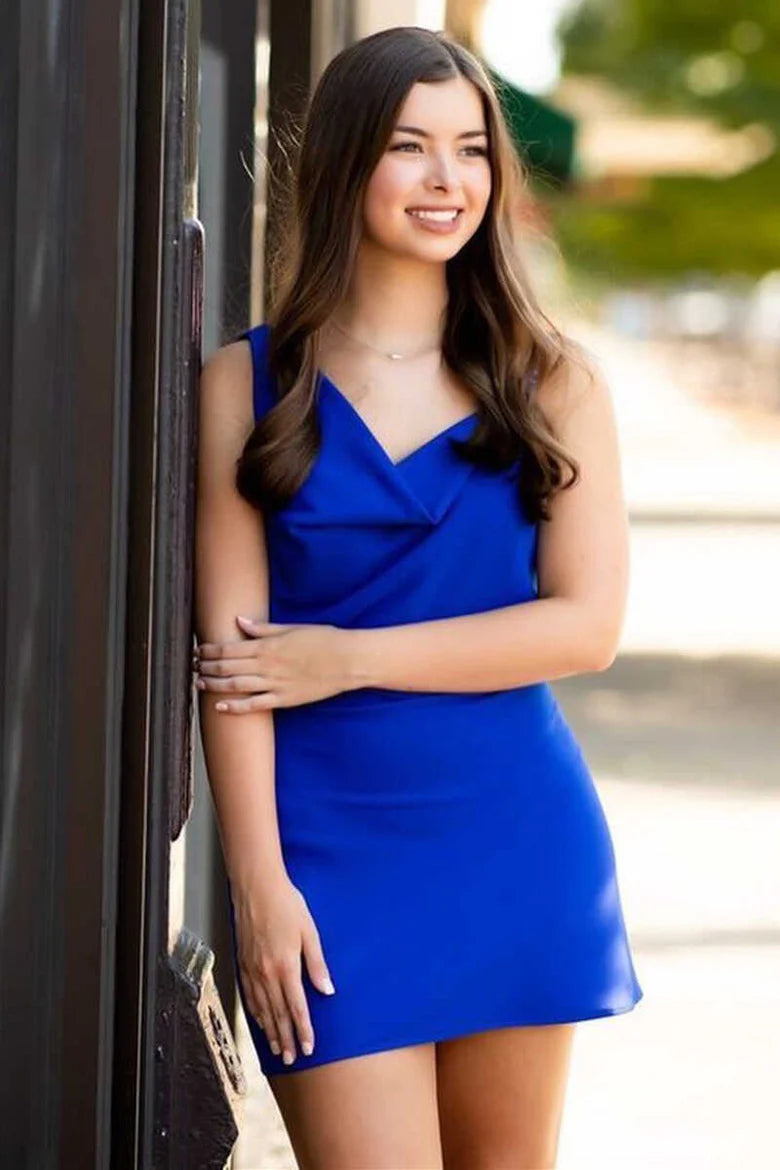 Vestido de cóctel corto ajustado con cuello vuelto asimétrico