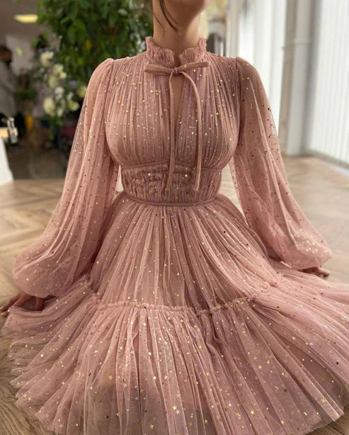 Robe de soirée courte à manches longues et coupe trapèze