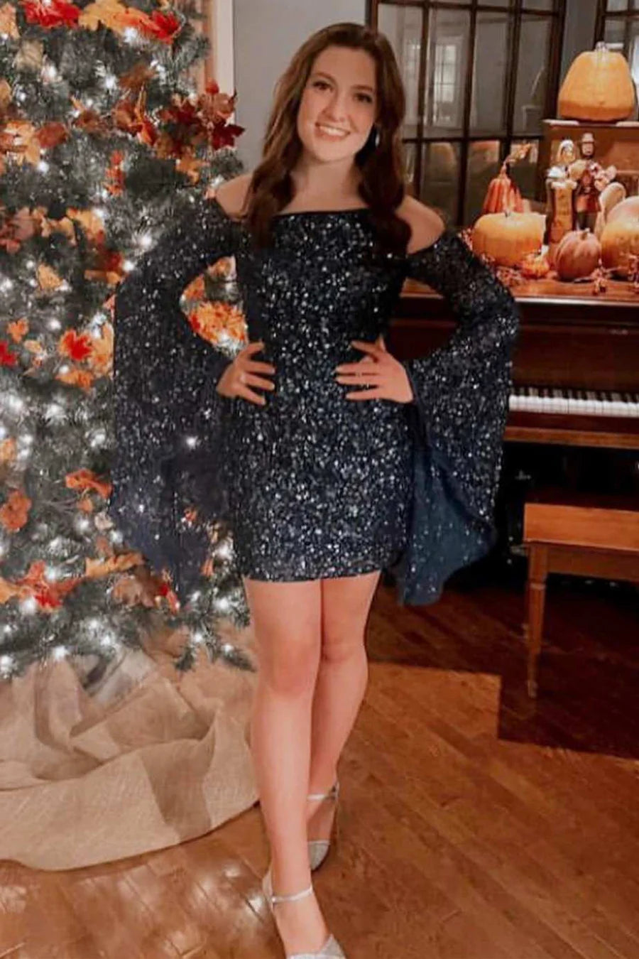 Robe de soirée courte à manches longues et paillettes