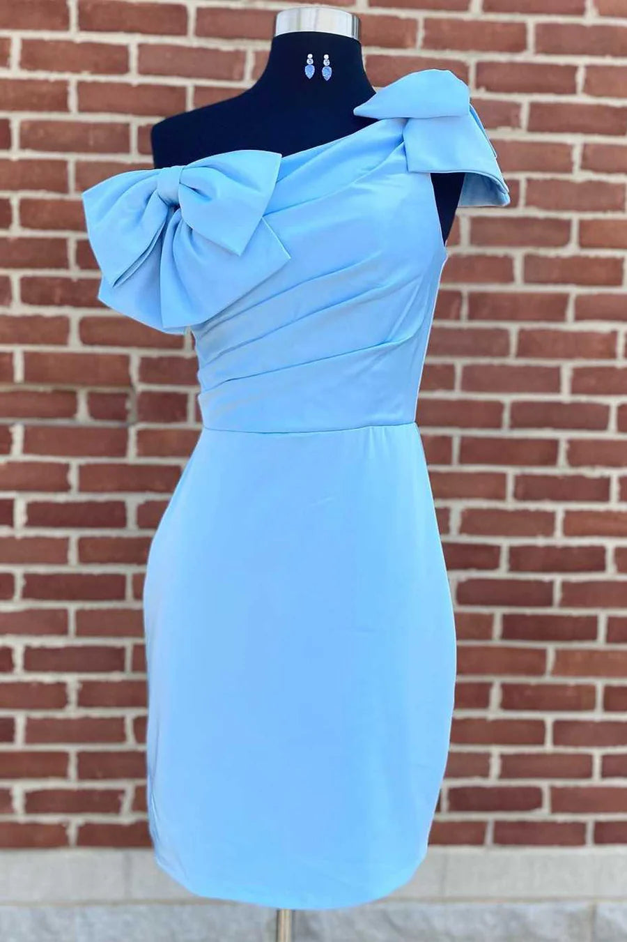 Robe de soirée courte moulante à une épaule avec nœuds