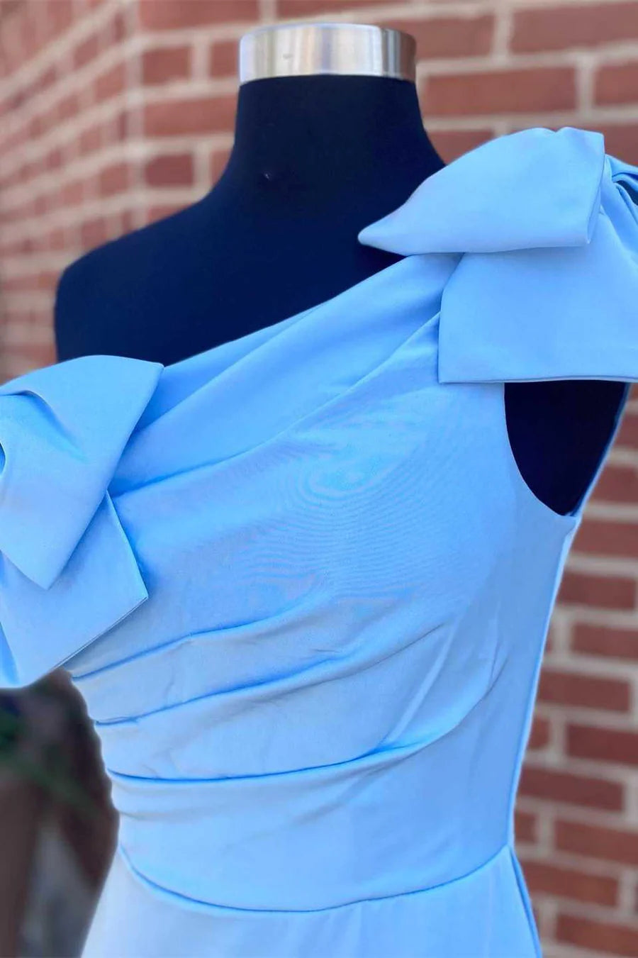 Robe de soirée courte moulante à une épaule avec nœuds