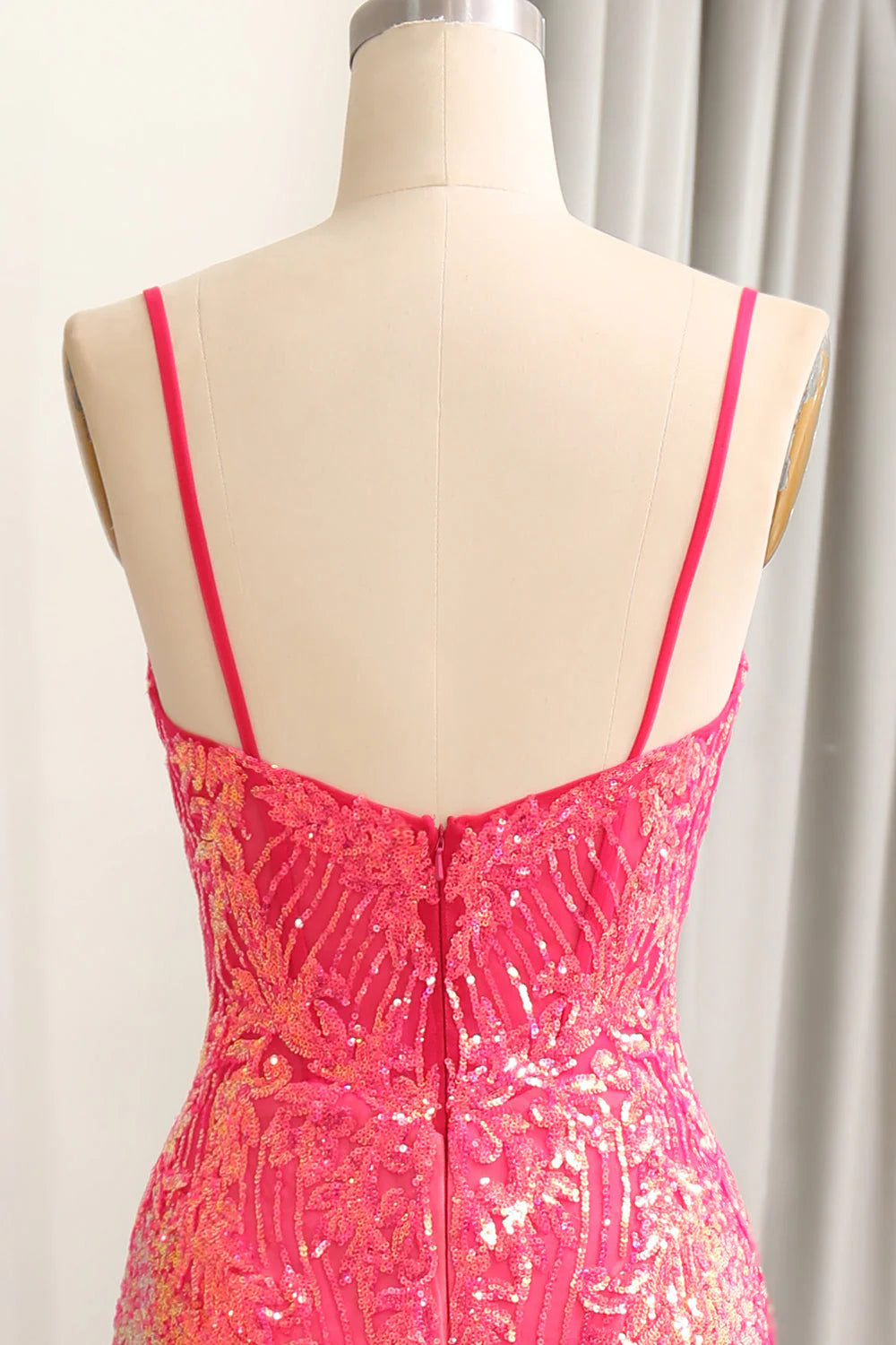 Vestido de fiesta fucsia con tirantes finos y lentejuelas de sirena