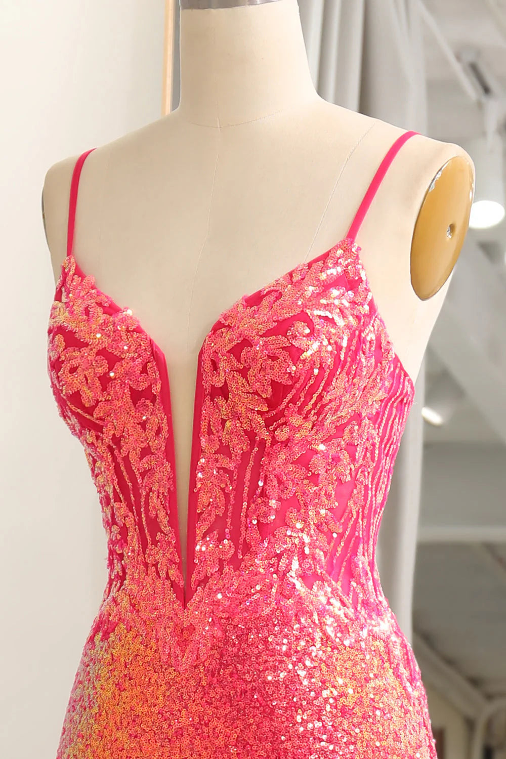 Vestido de fiesta fucsia con tirantes finos y lentejuelas de sirena