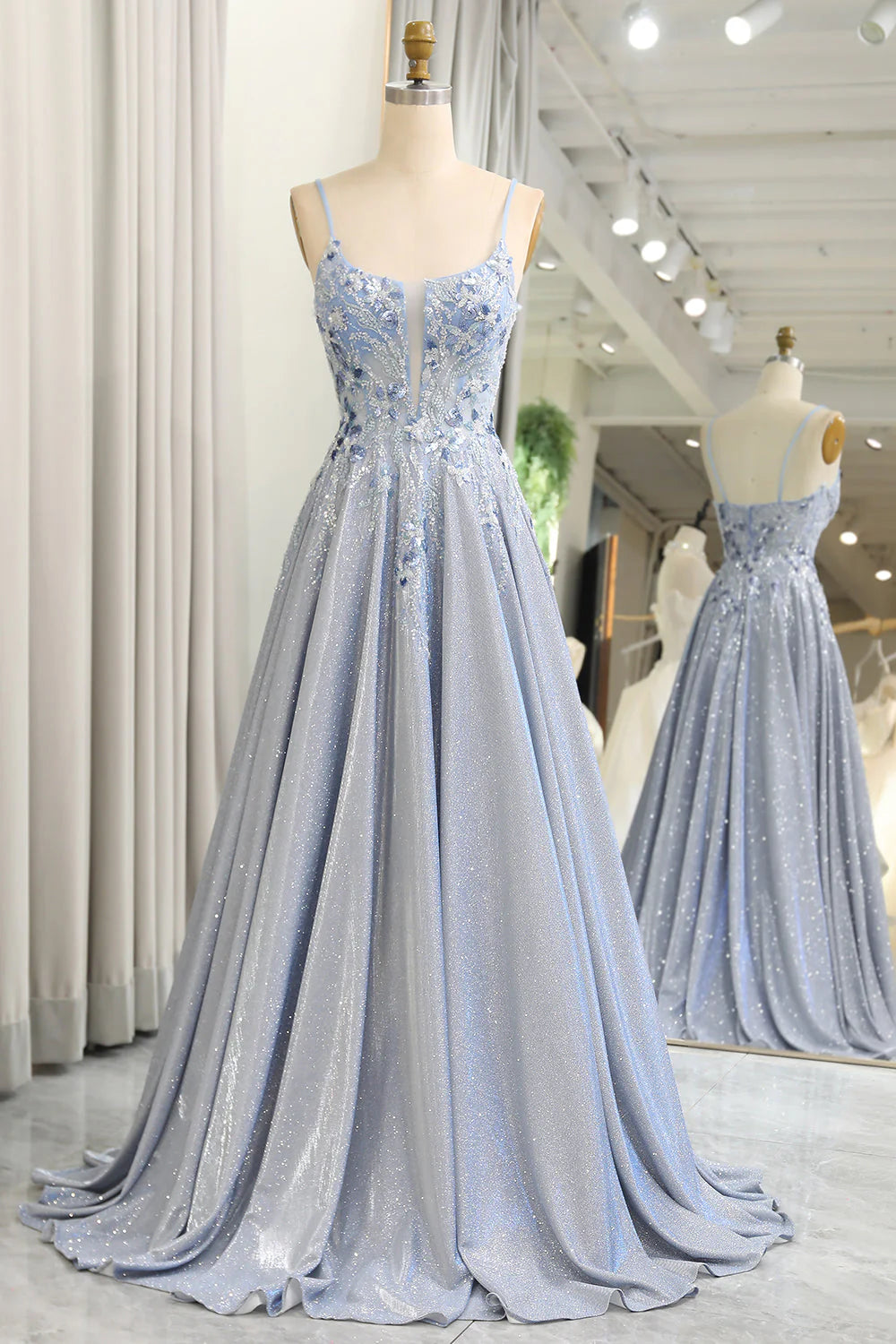 Robe de bal longue à bretelles spaghetti et paillettes gris-bleu avec appliqués