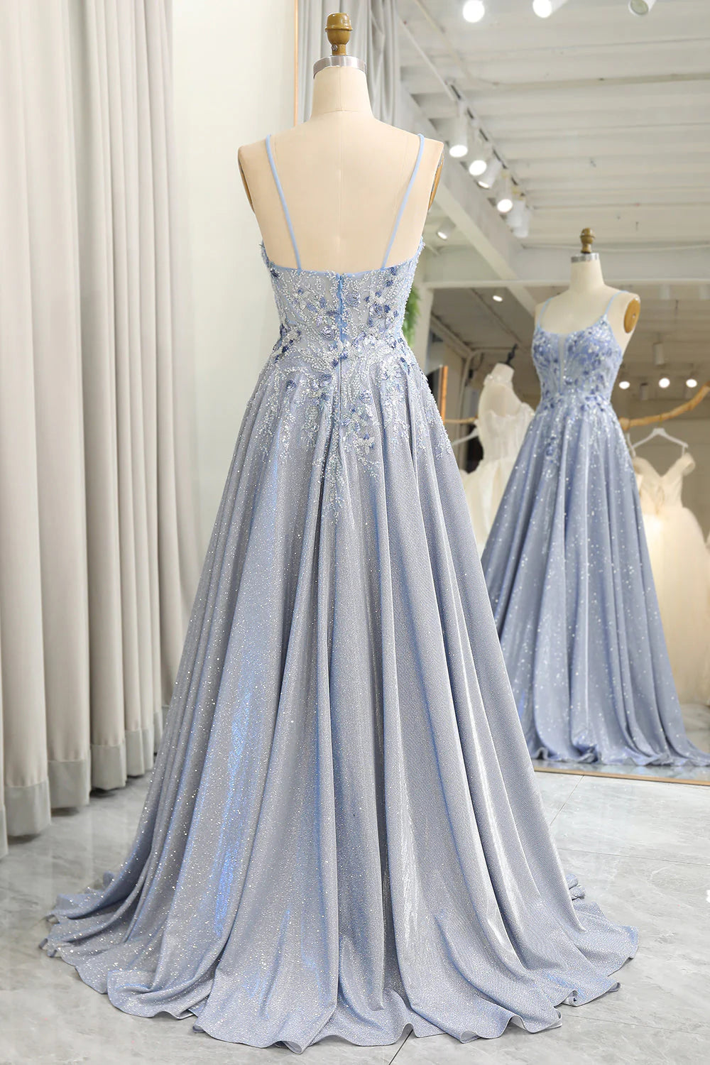 Robe de bal longue à bretelles spaghetti et paillettes gris-bleu avec appliqués