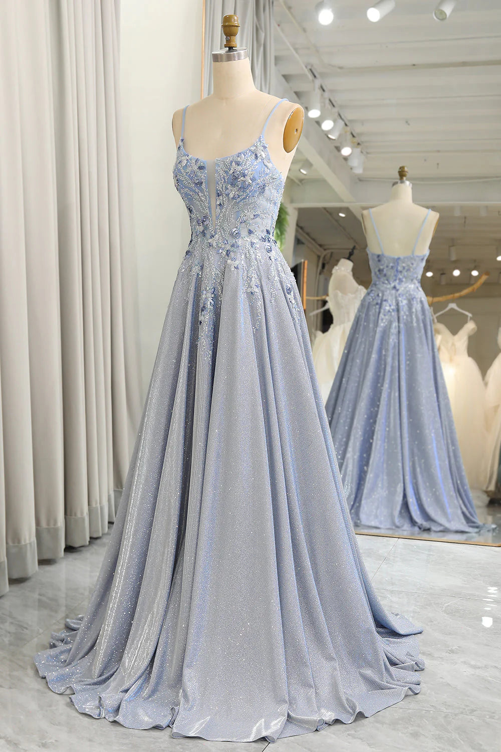 Robe de bal longue à bretelles spaghetti et paillettes gris-bleu avec appliqués