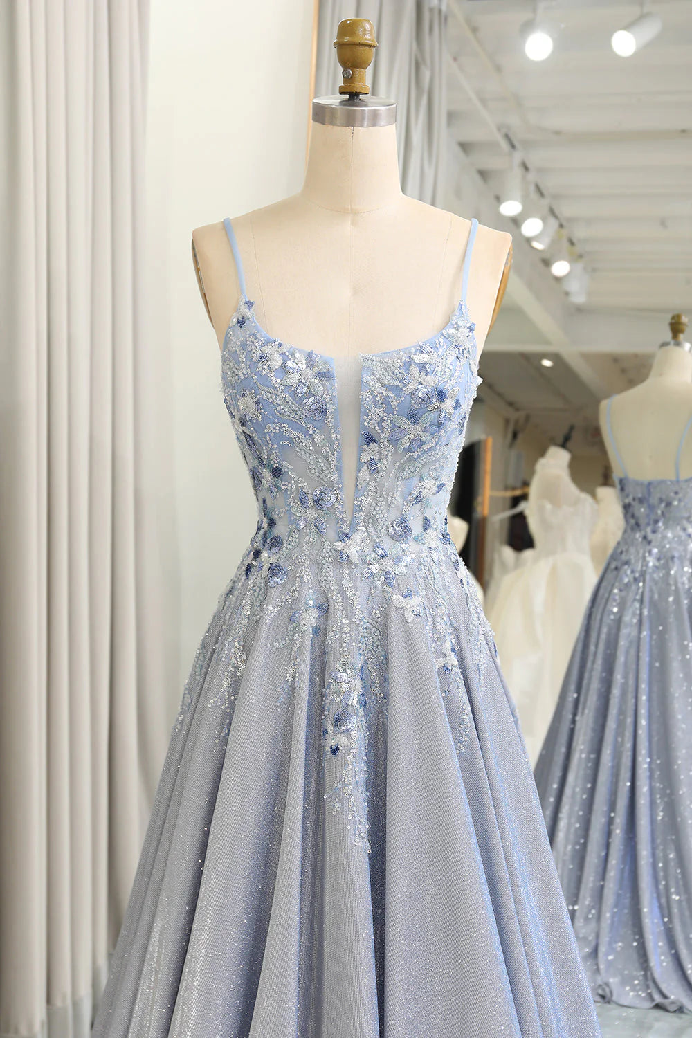 Robe de bal longue à bretelles spaghetti et paillettes gris-bleu avec appliqués