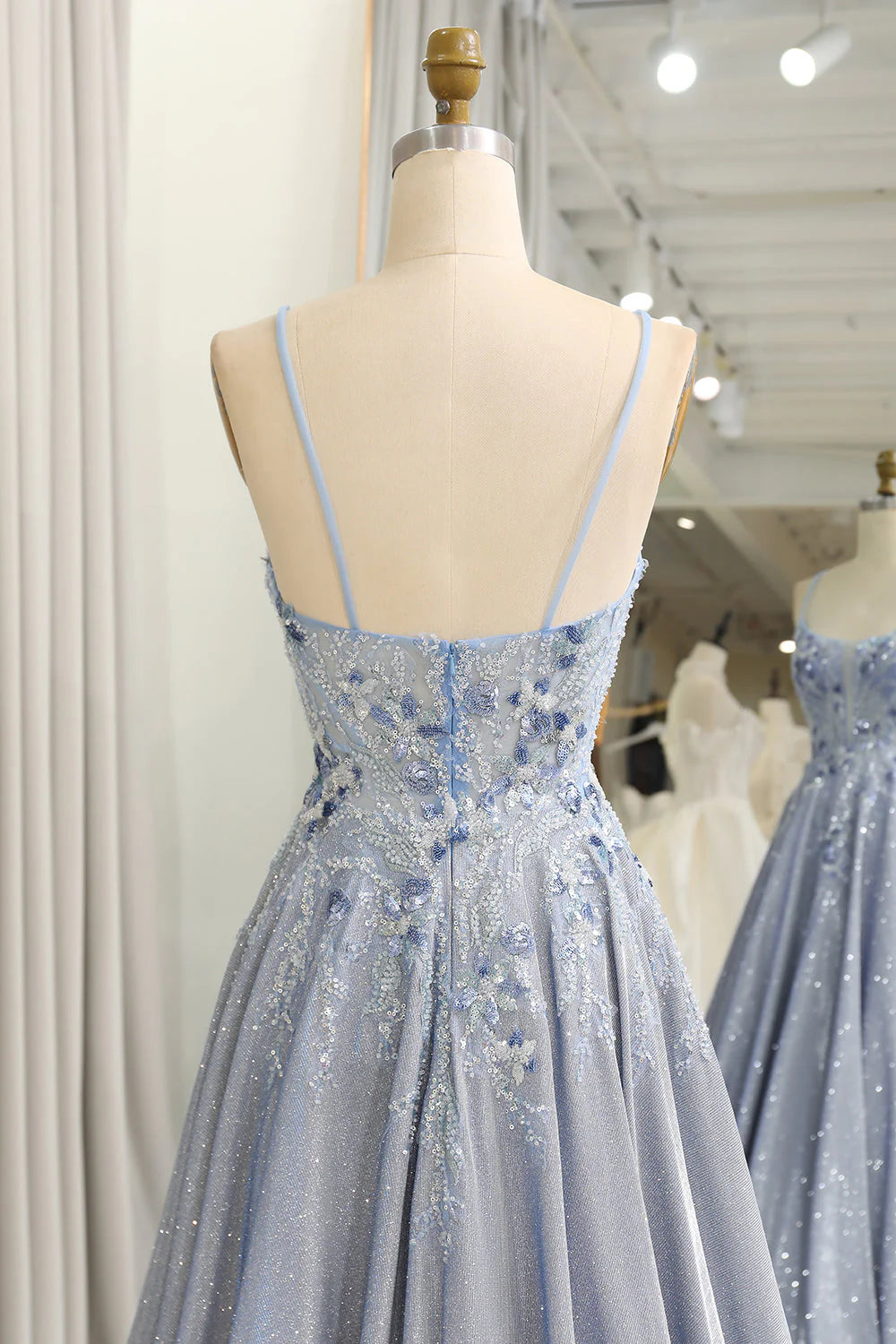 Robe de bal longue à bretelles spaghetti et paillettes gris-bleu avec appliqués