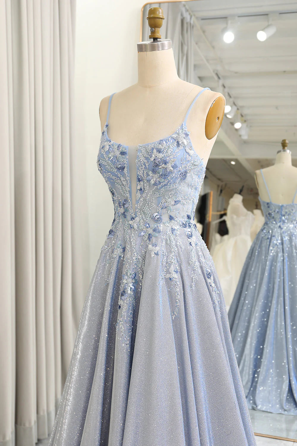 Robe de bal longue à bretelles spaghetti et paillettes gris-bleu avec appliqués