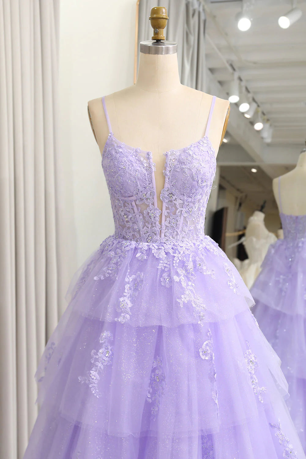 Robe de bal longue style corset lilas scintillante avec appliqués et fente