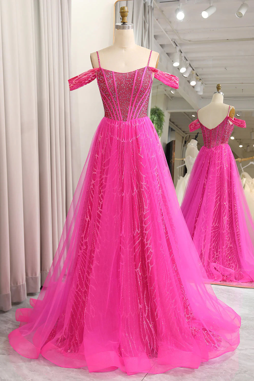 Robe de bal longue en tulle fuchsia à épaules dénudées et coupe trapèze