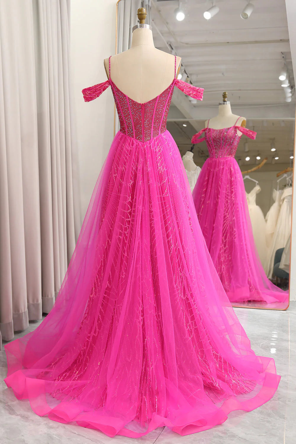 Robe de bal longue en tulle fuchsia à épaules dénudées et coupe trapèze
