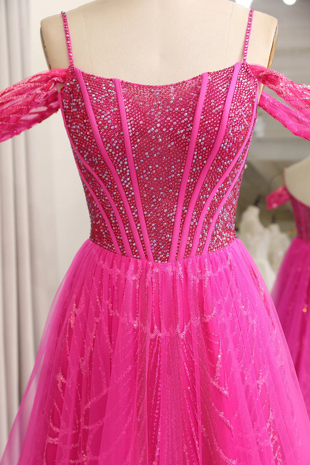 Robe de bal longue en tulle fuchsia à épaules dénudées et coupe trapèze