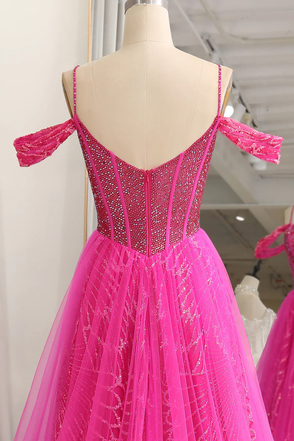 Robe de bal longue en tulle fuchsia à épaules dénudées et coupe trapèze