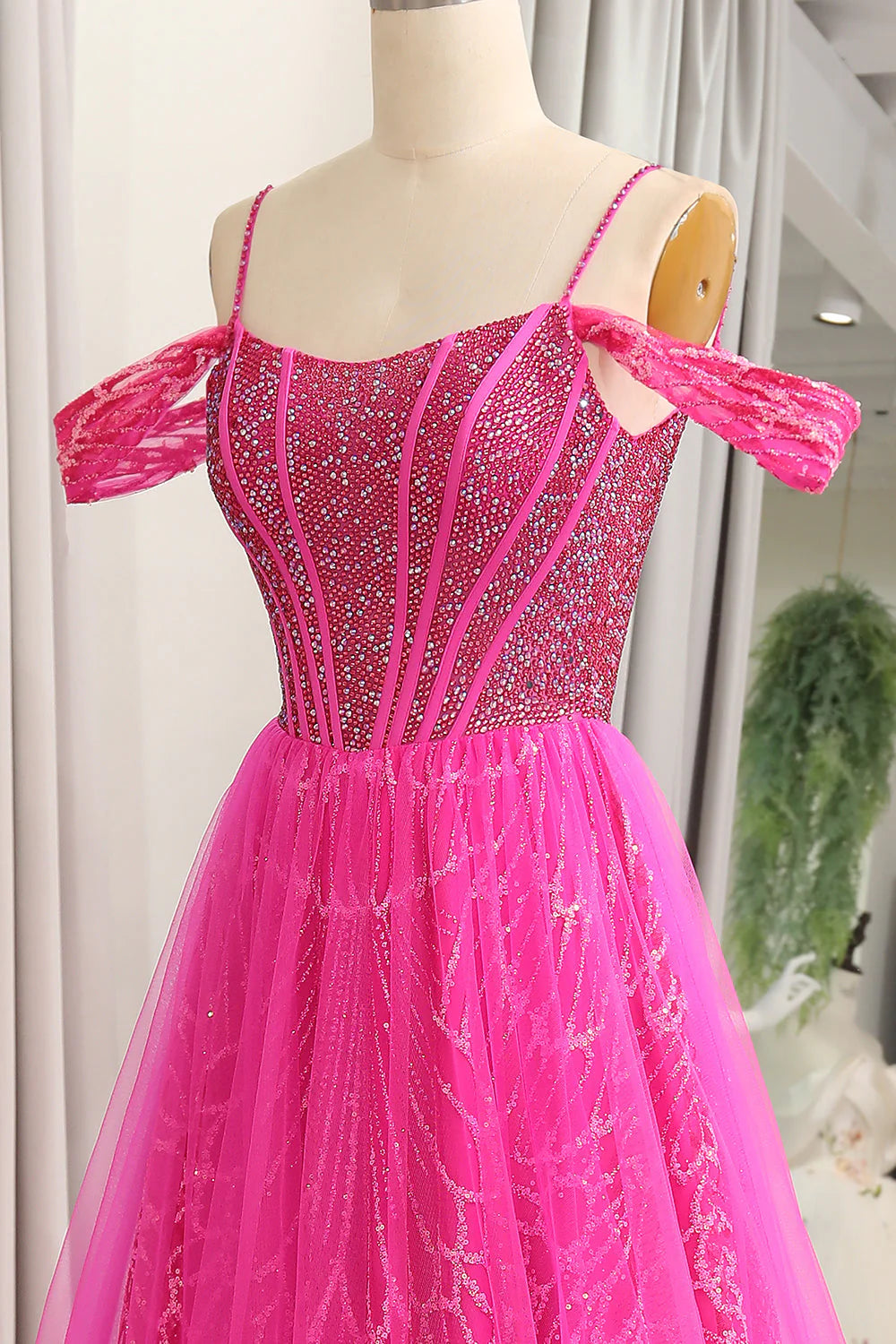 Robe de bal longue en tulle fuchsia à épaules dénudées et coupe trapèze