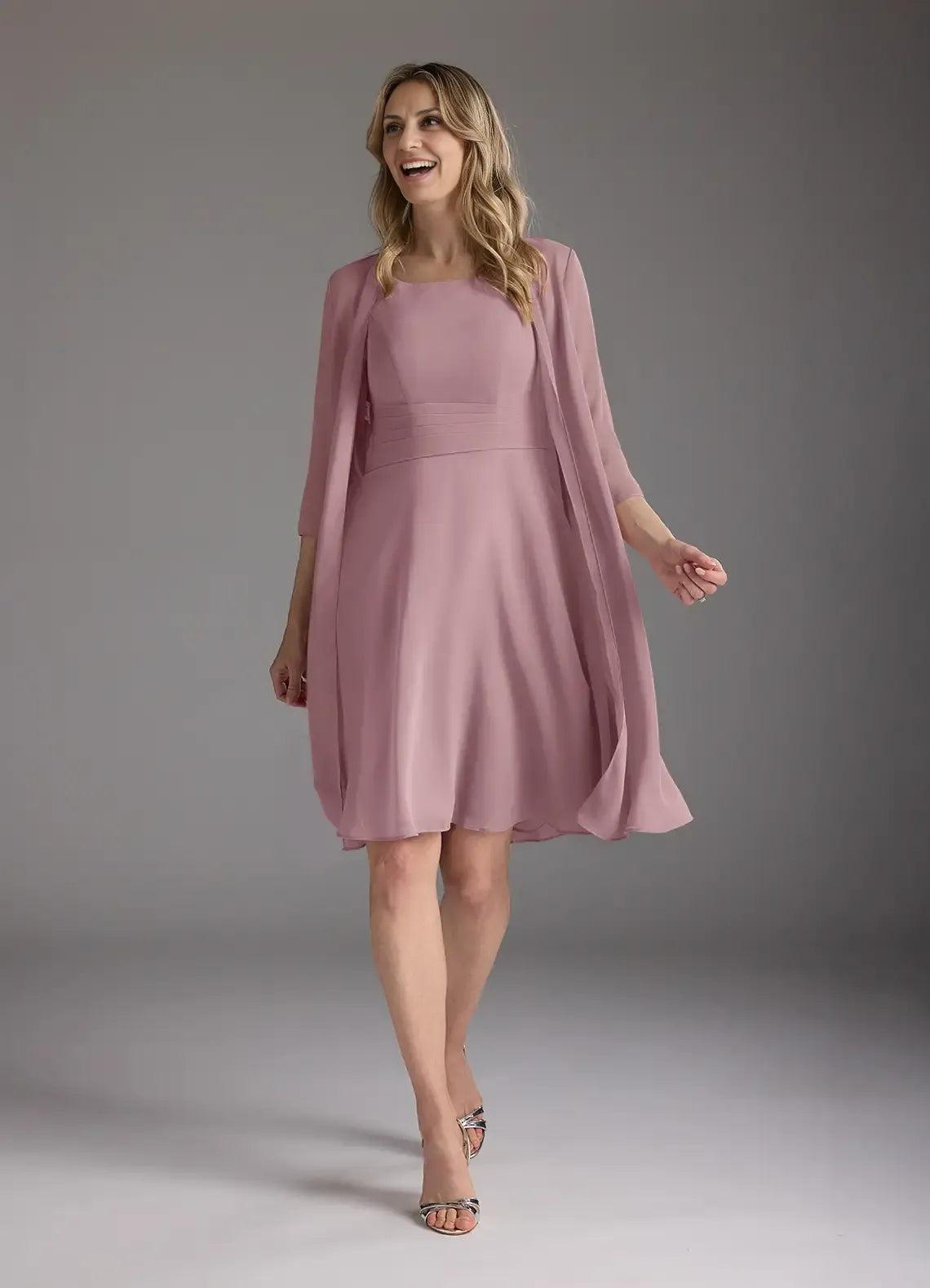 Weitese Dress Dusty Rose A-Line Scoop Pleated Chiffon Dress Knee-Length Three-Quarter Sleeve Scoop Neck Back Zip Two-Piece Mother of the Bride Dress