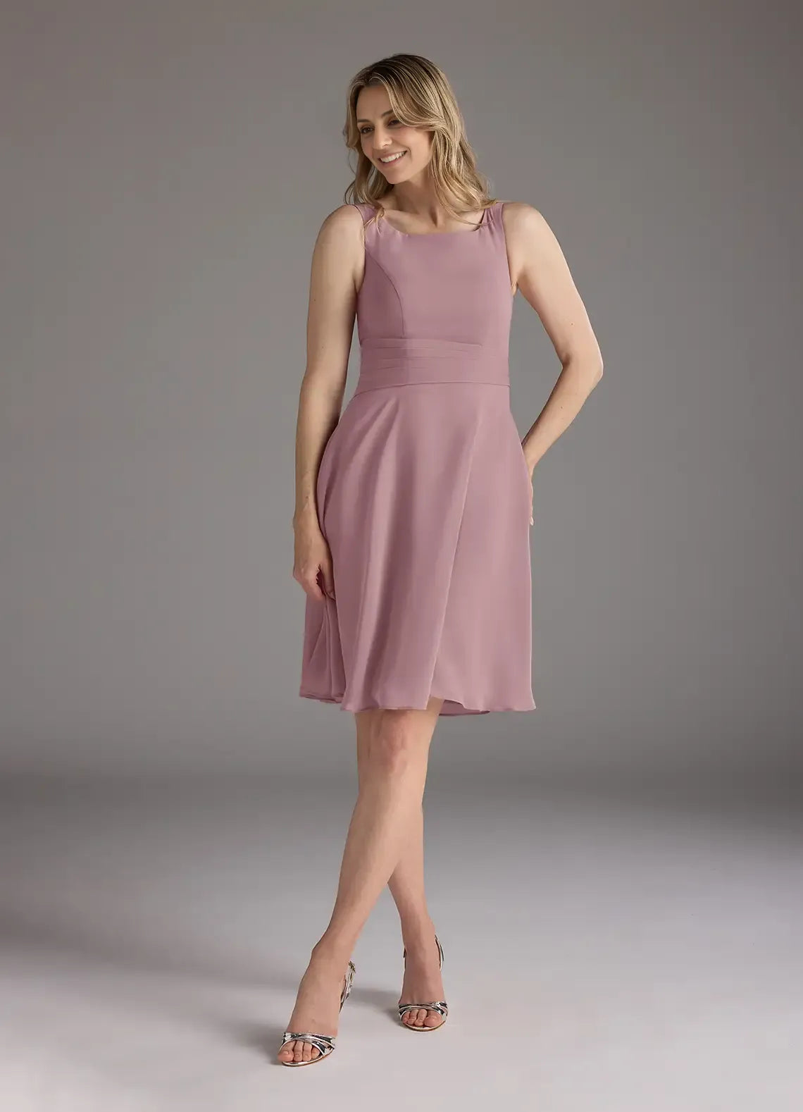 Weitese Dress Dusty Rose A-Line Scoop Pleated Chiffon Dress Knee-Length Three-Quarter Sleeve Scoop Neck Back Zip Two-Piece Mother of the Bride Dress