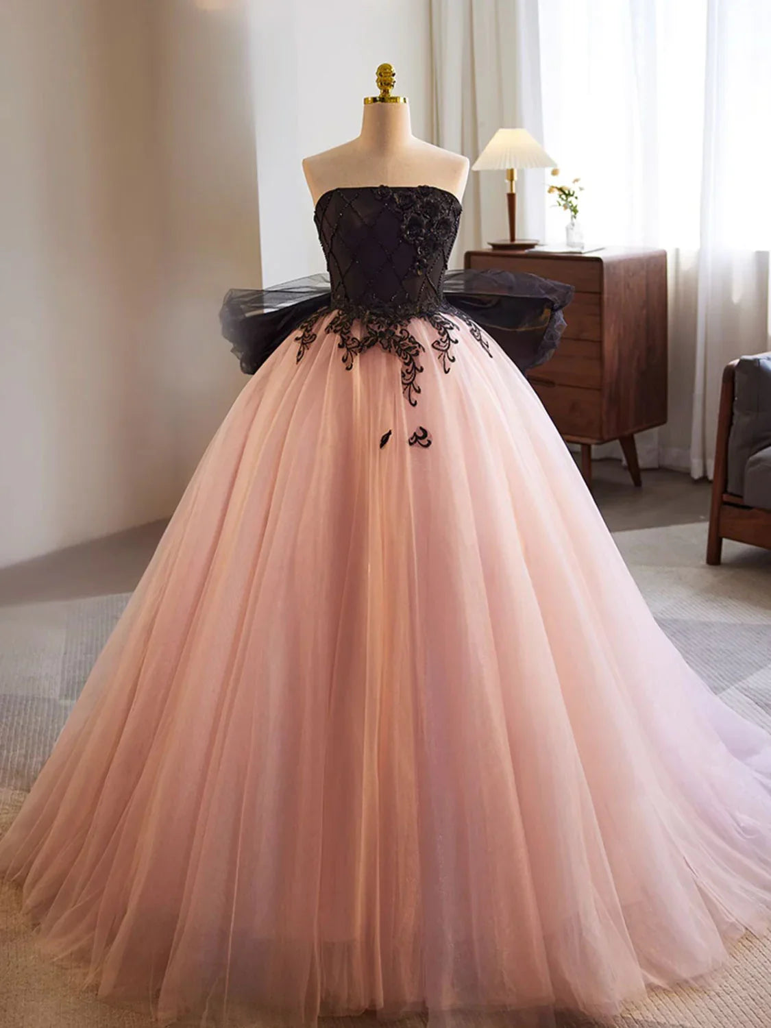 Robe de soirée longue rose en tulle et dentelle pour femme, coupe trapèze, avec appliques. Magasins de robes de soirée 