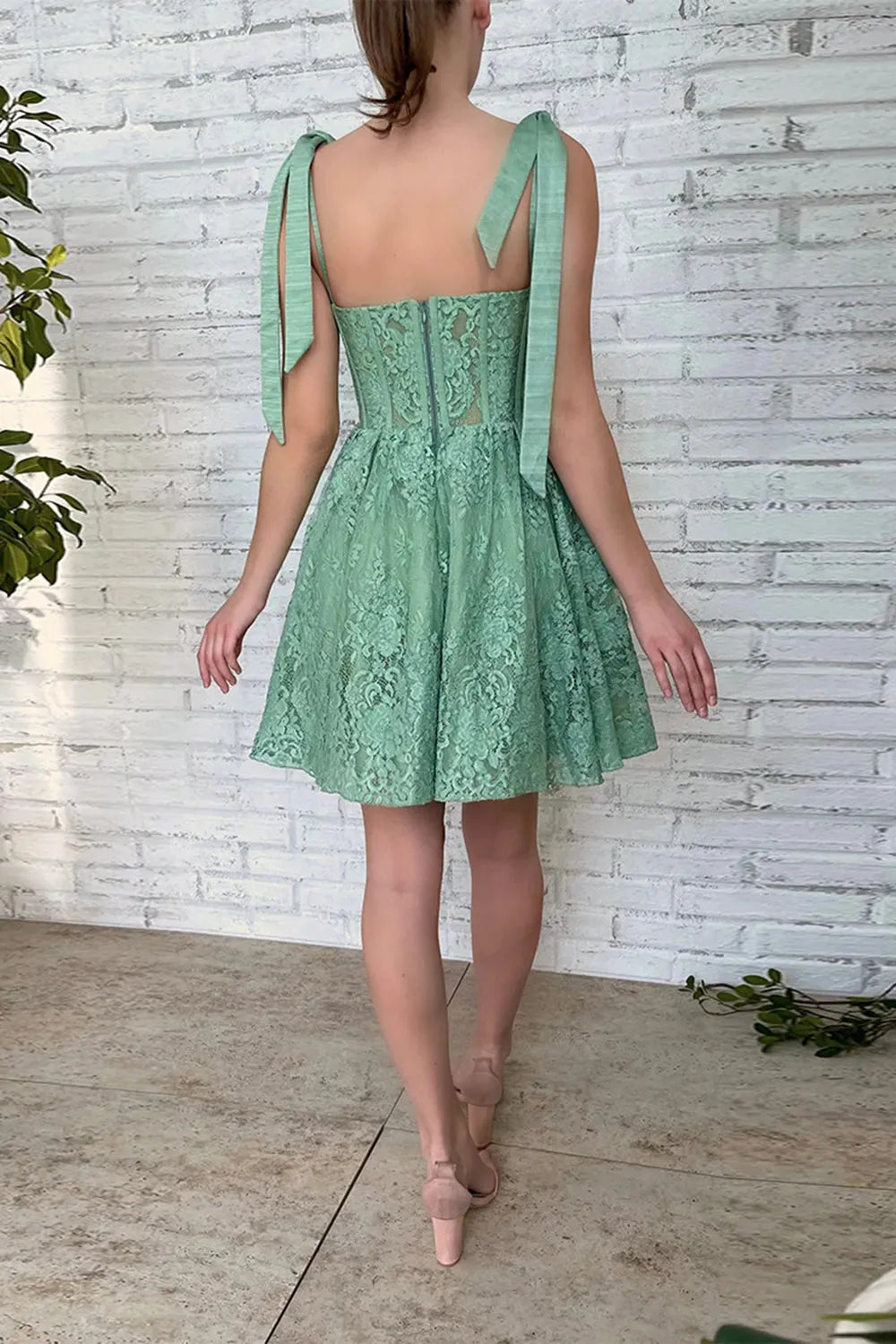 Robe de soirée à lacets et décolleté en cœur avec appliques 