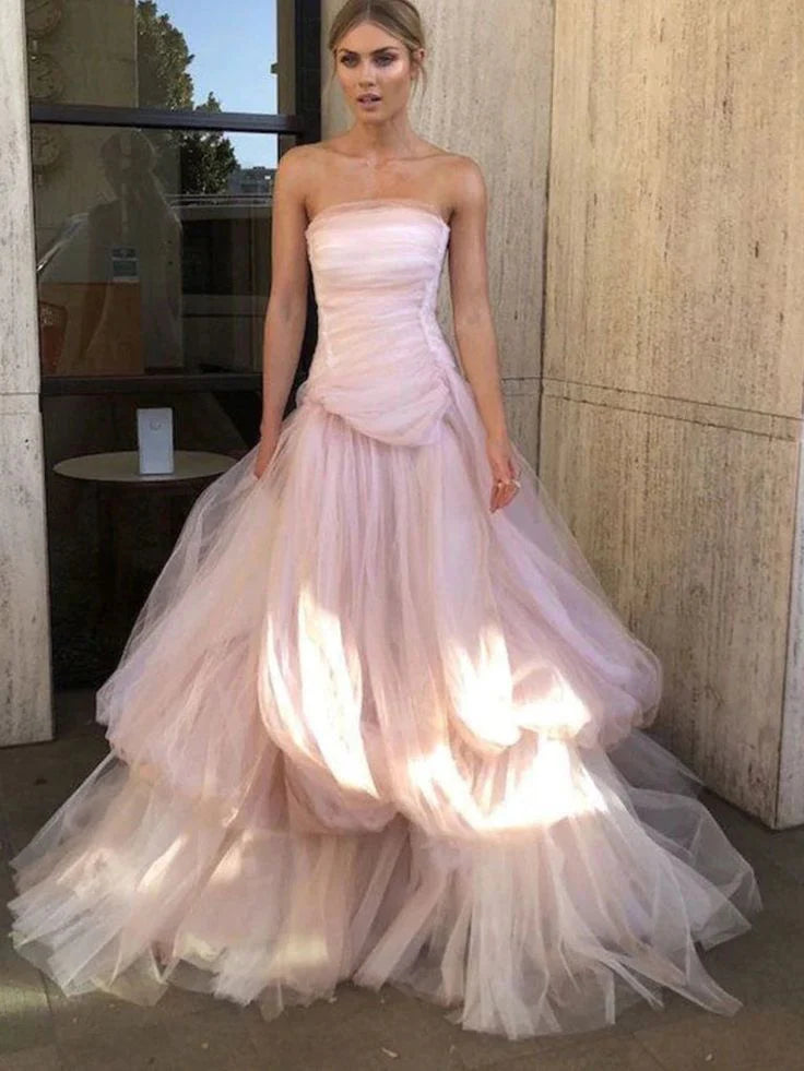 Robe de soirée longue en tulle rose clair pour femme, coupe trapèze, sans bretelles, élégante, idéale pour un bal de promo ou un magasin. 