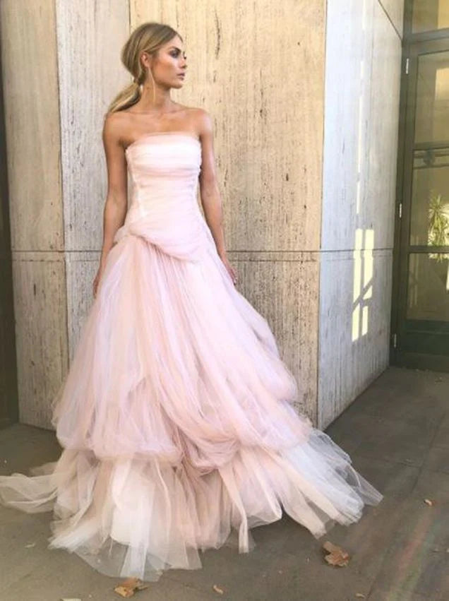 Robe de soirée longue en tulle rose clair pour femme, coupe trapèze, sans bretelles, élégante, idéale pour un bal de promo ou un magasin. 