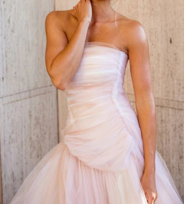 Robe de soirée longue en tulle rose clair pour femme, coupe trapèze, sans bretelles, élégante, idéale pour un bal de promo ou un magasin. 