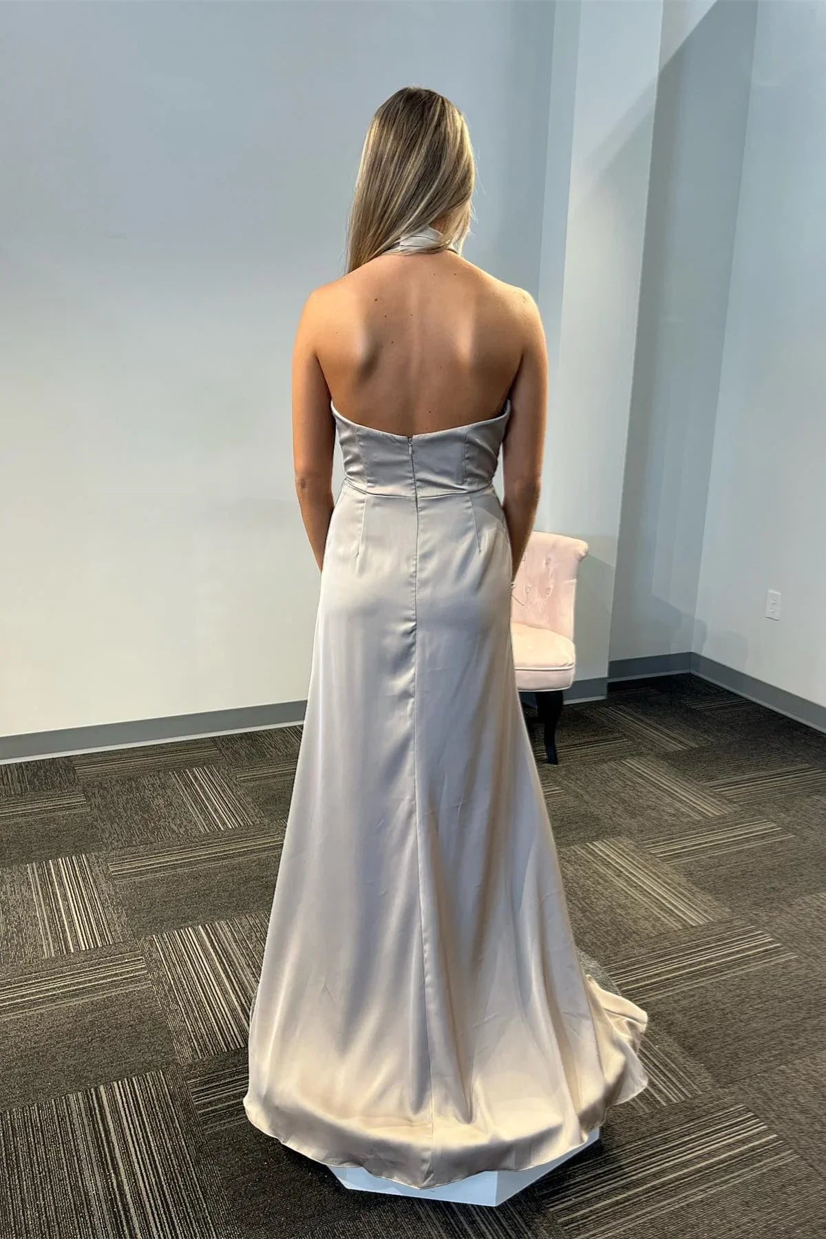 Robe de soirée longue en satin gris pour femme, dos nu, avec fente latérale. Magasins de robes de soirée 