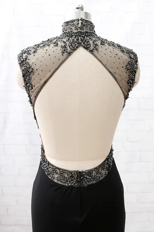 Robe de bal sirène à col haut et fente perlée