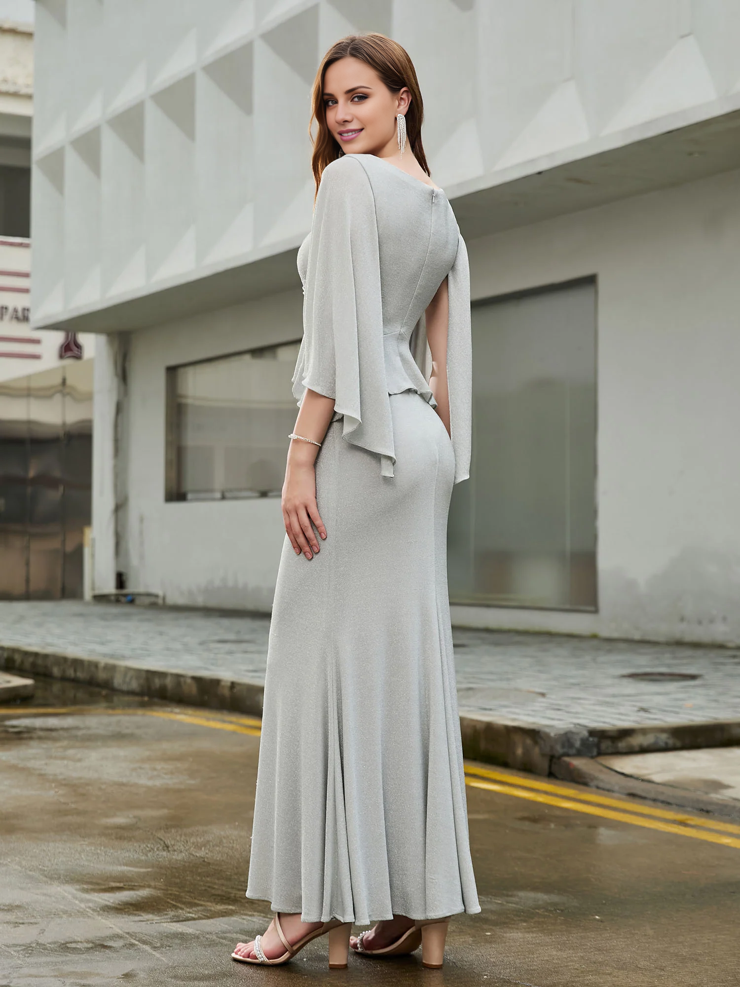 Vestido de sirena con escote en V profundo, volantes, largo hasta el suelo y mangas con vuelo, plateado