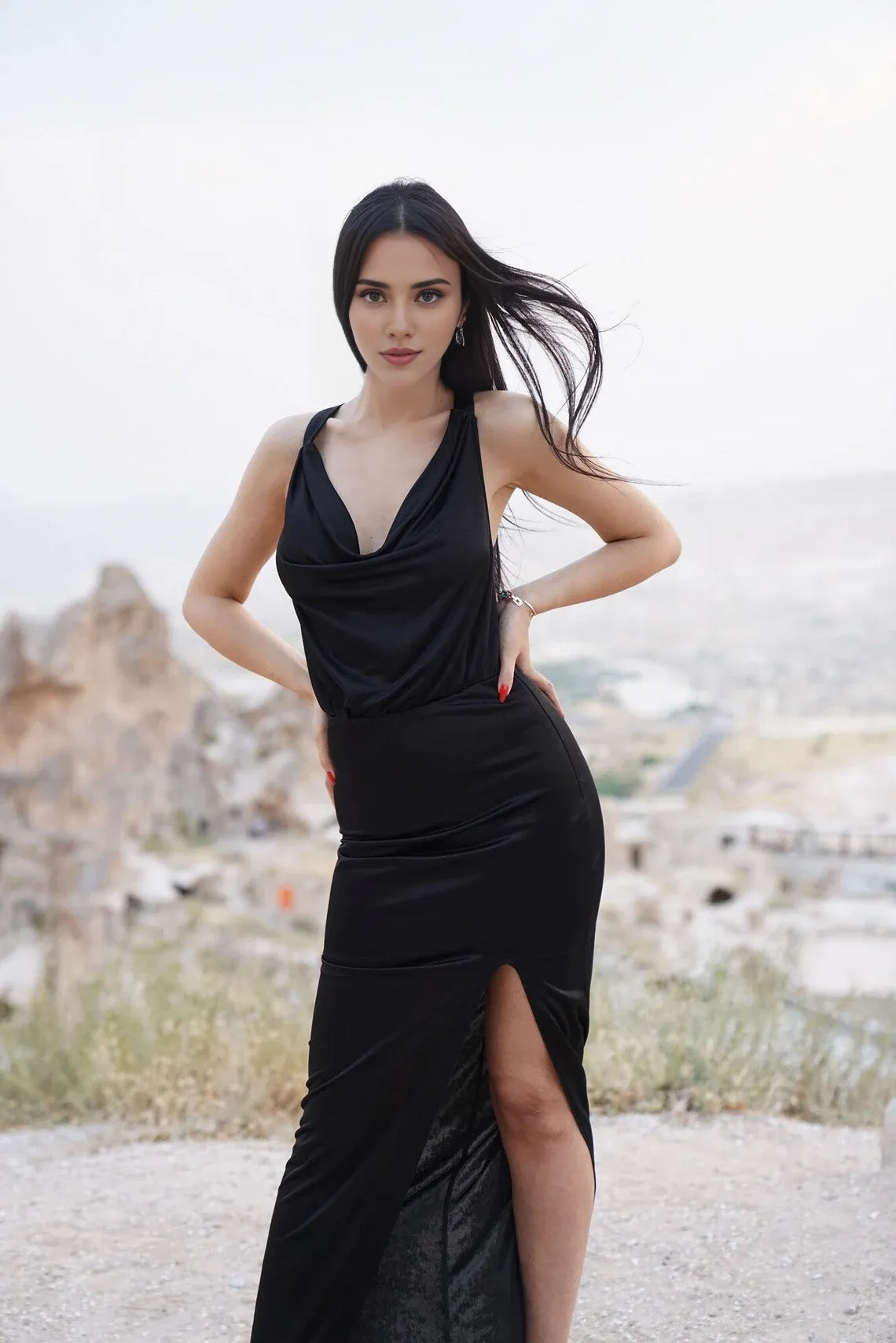 Robe sirène longue à col bénitier et licou en satin noir sans manches avec fente longue pour cocktail 