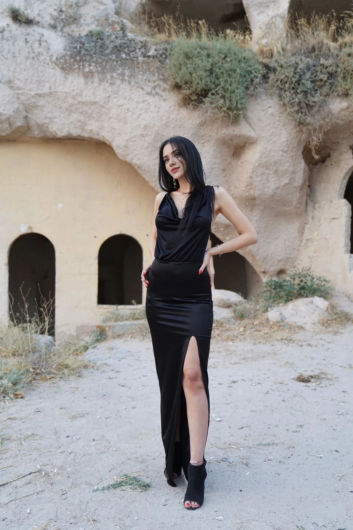 Robe sirène longue à col bénitier et licou en satin noir sans manches avec fente longue pour cocktail 