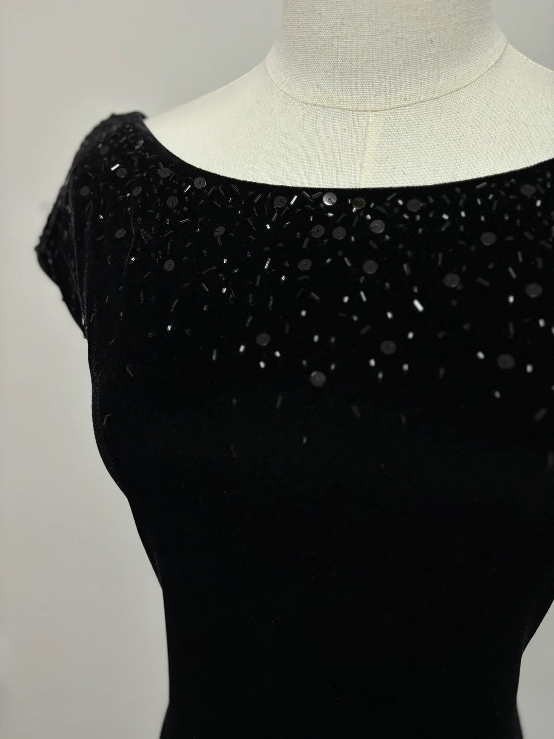 Vestido de fiesta de sirena con cuello redondo, terciopelo, espalda descubierta con cuentas, sin mangas y largo hasta el suelo 