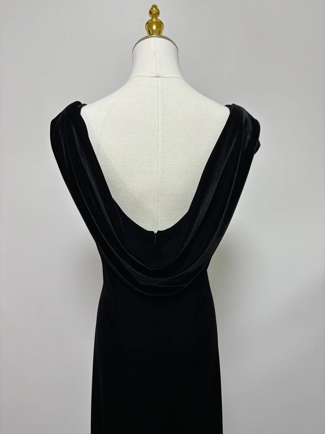 Vestido de fiesta de sirena con cuello redondo, terciopelo, espalda descubierta con cuentas, sin mangas y largo hasta el suelo 