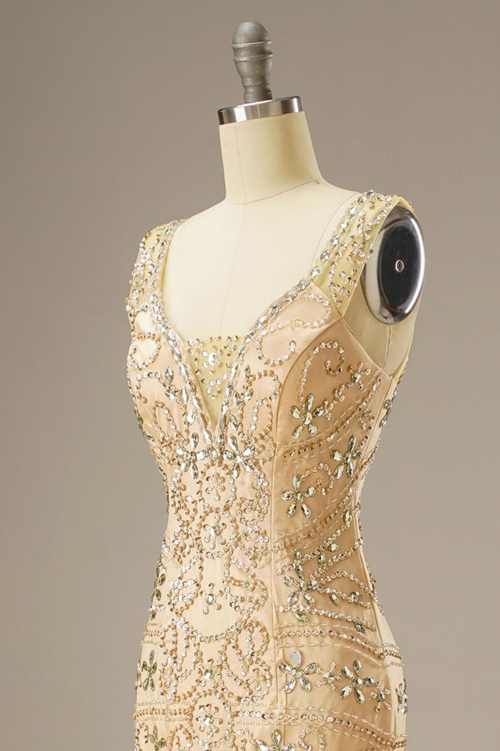 Vestido largo con cola de sirena y corsé en la espalda con cuentas de Weitese