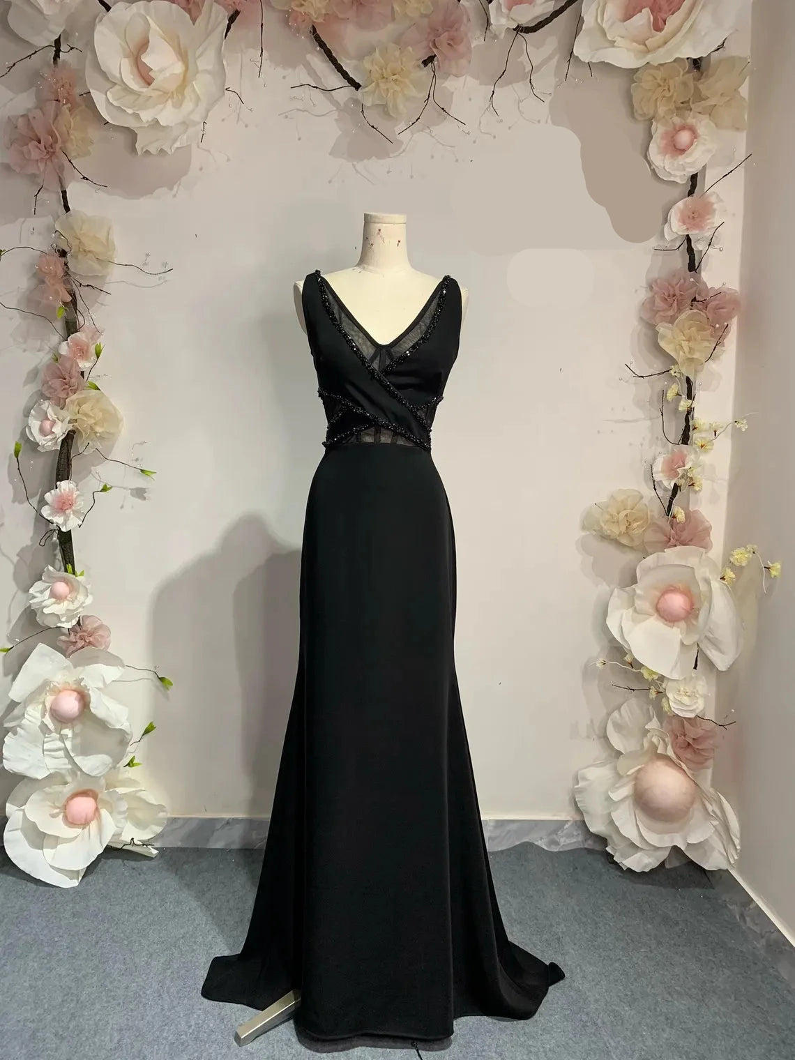 Robe de soirée sirène à bretelles et col en V en satin noir de qualité supérieure, robe longue légèrement évasée avec découpe à la taille. Robe de bal 