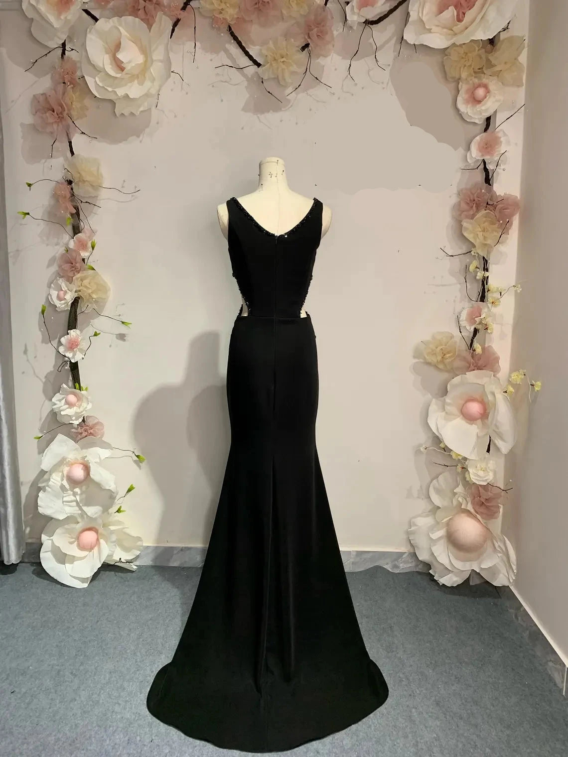 Robe de soirée sirène à bretelles et col en V en satin noir de qualité supérieure, robe longue légèrement évasée avec découpe à la taille. Robe de bal 