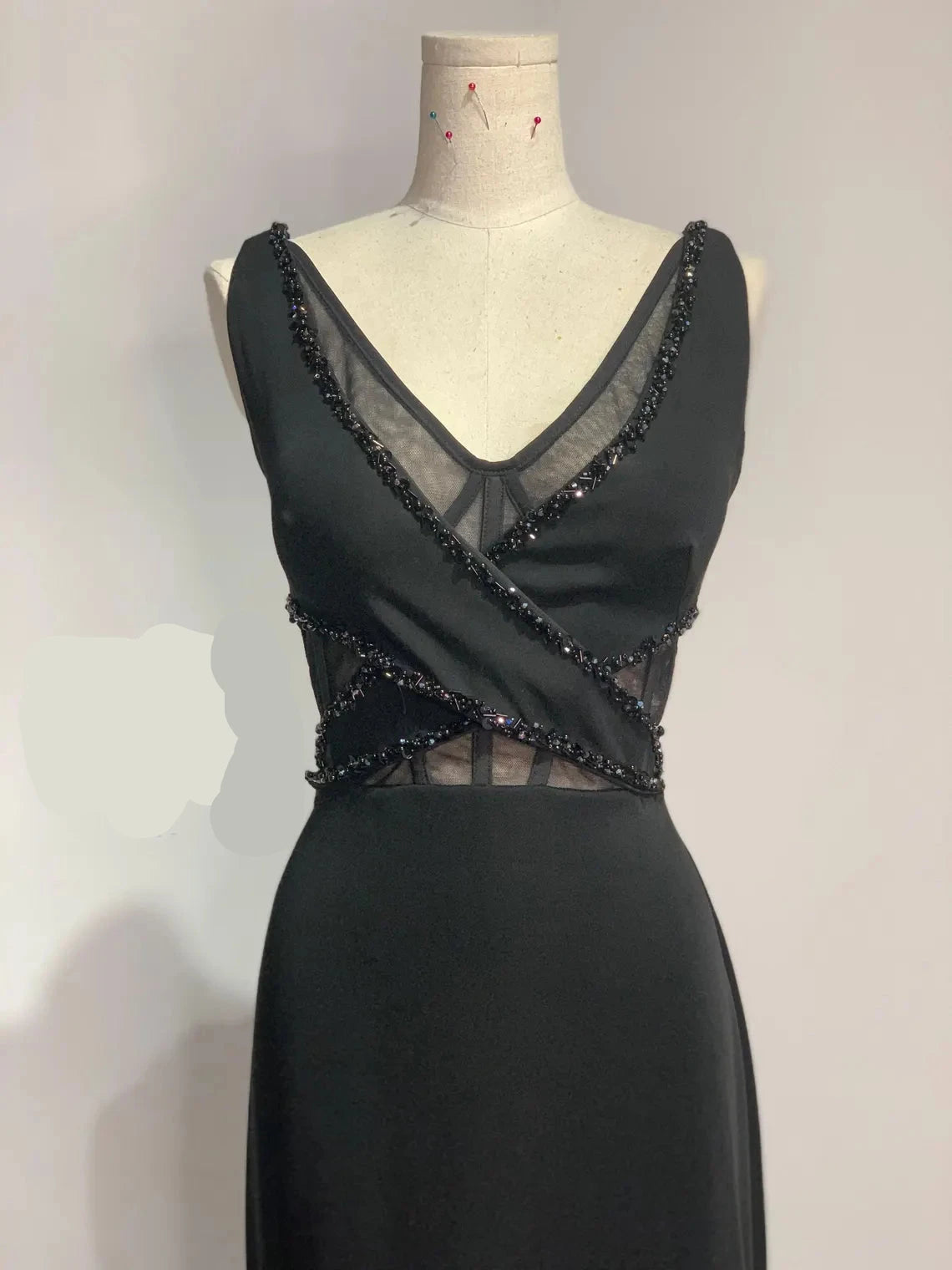 Robe de soirée sirène à bretelles et col en V en satin noir de qualité supérieure, robe longue légèrement évasée avec découpe à la taille. Robe de bal 