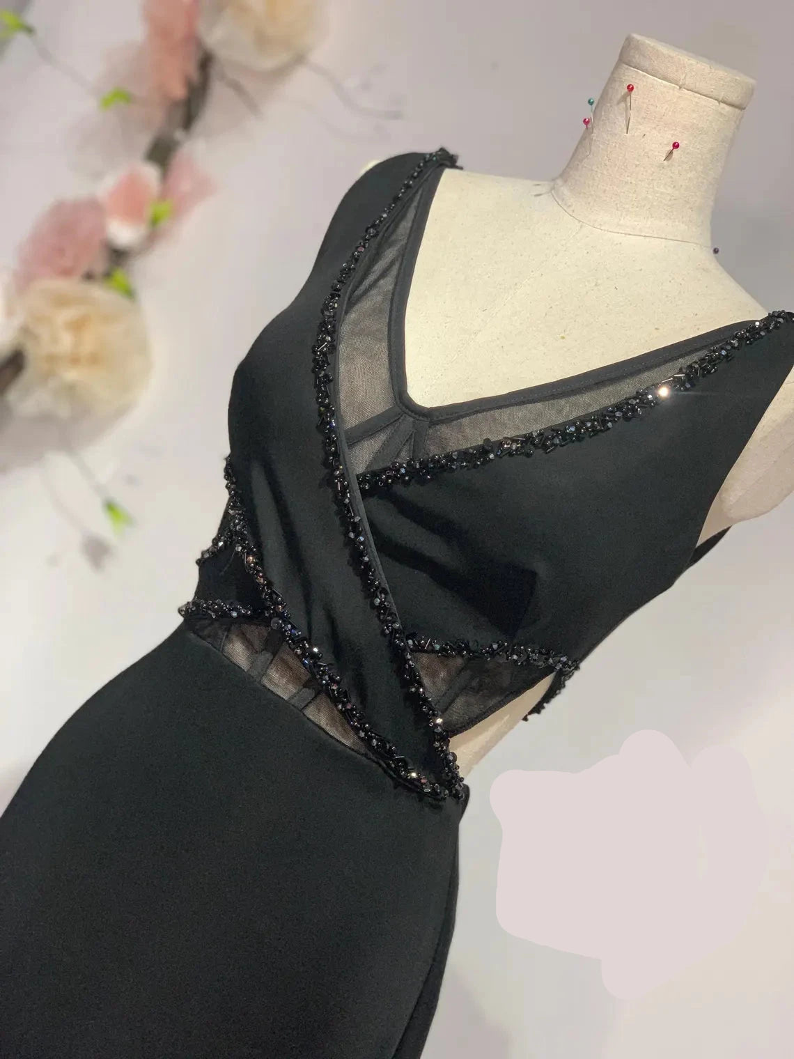 Robe de soirée sirène à bretelles et col en V en satin noir de qualité supérieure, robe longue légèrement évasée avec découpe à la taille. Robe de bal 