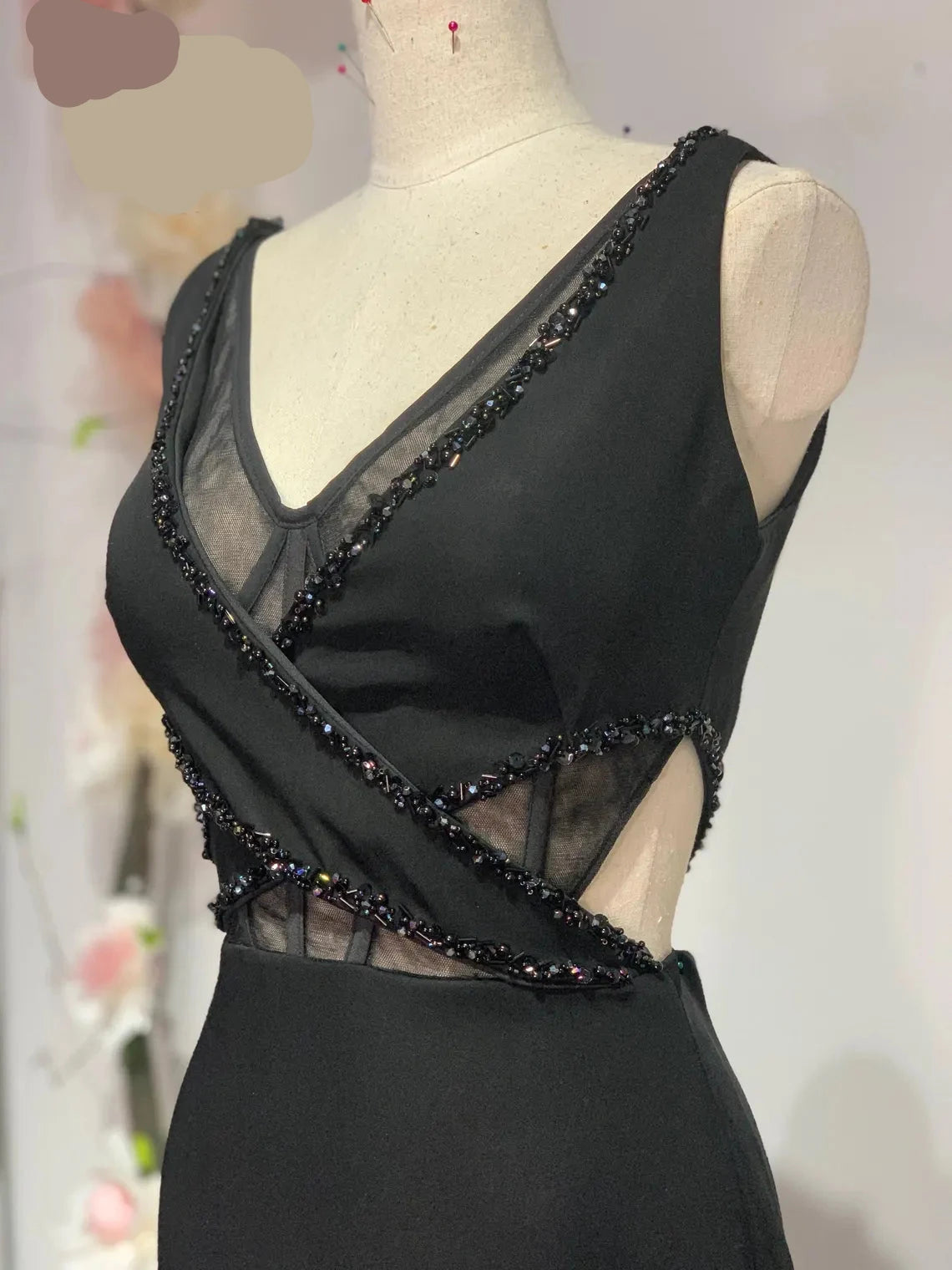 Robe de soirée sirène à bretelles et col en V en satin noir de qualité supérieure, robe longue légèrement évasée avec découpe à la taille. Robe de bal 