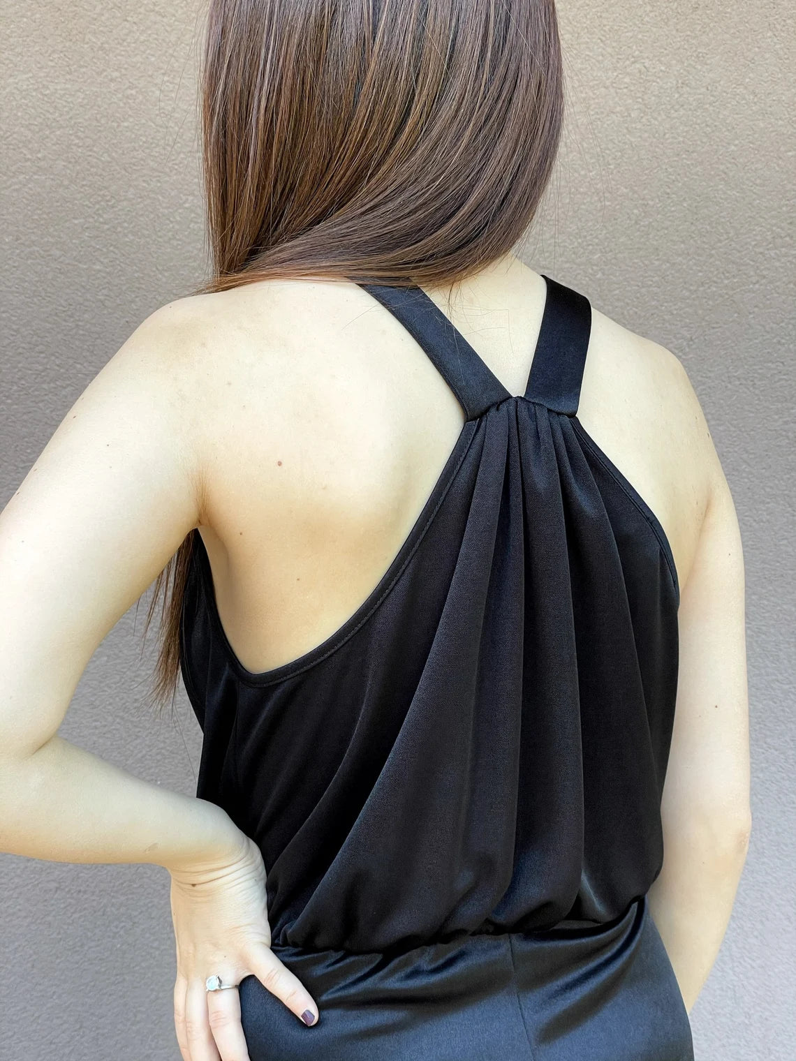 Robe sirène longue à col bénitier et licou en satin noir sans manches avec fente longue pour cocktail 