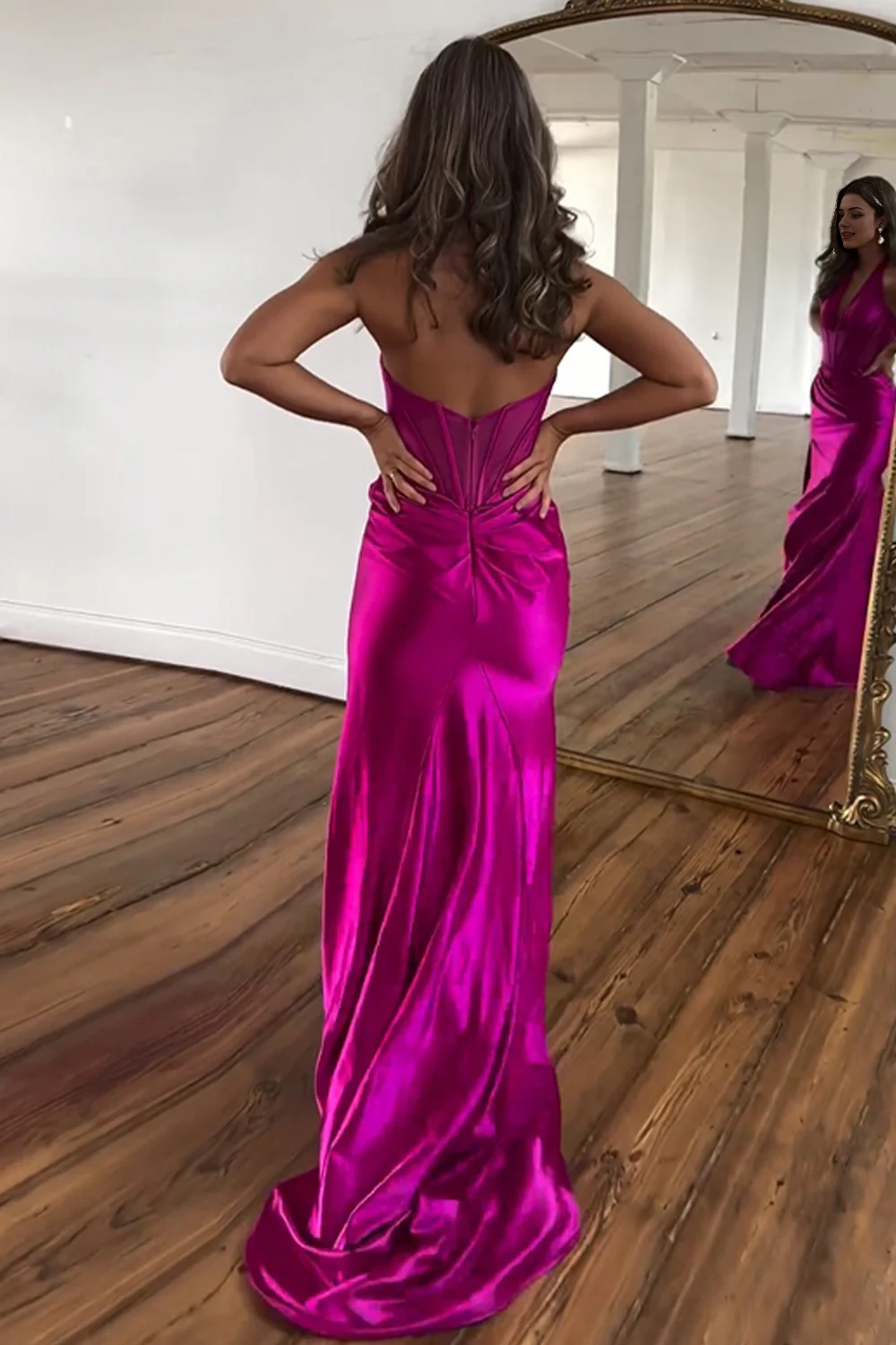 Vestido de fiesta largo de satén con escote halter y espalda descubierta de sirena con abertura