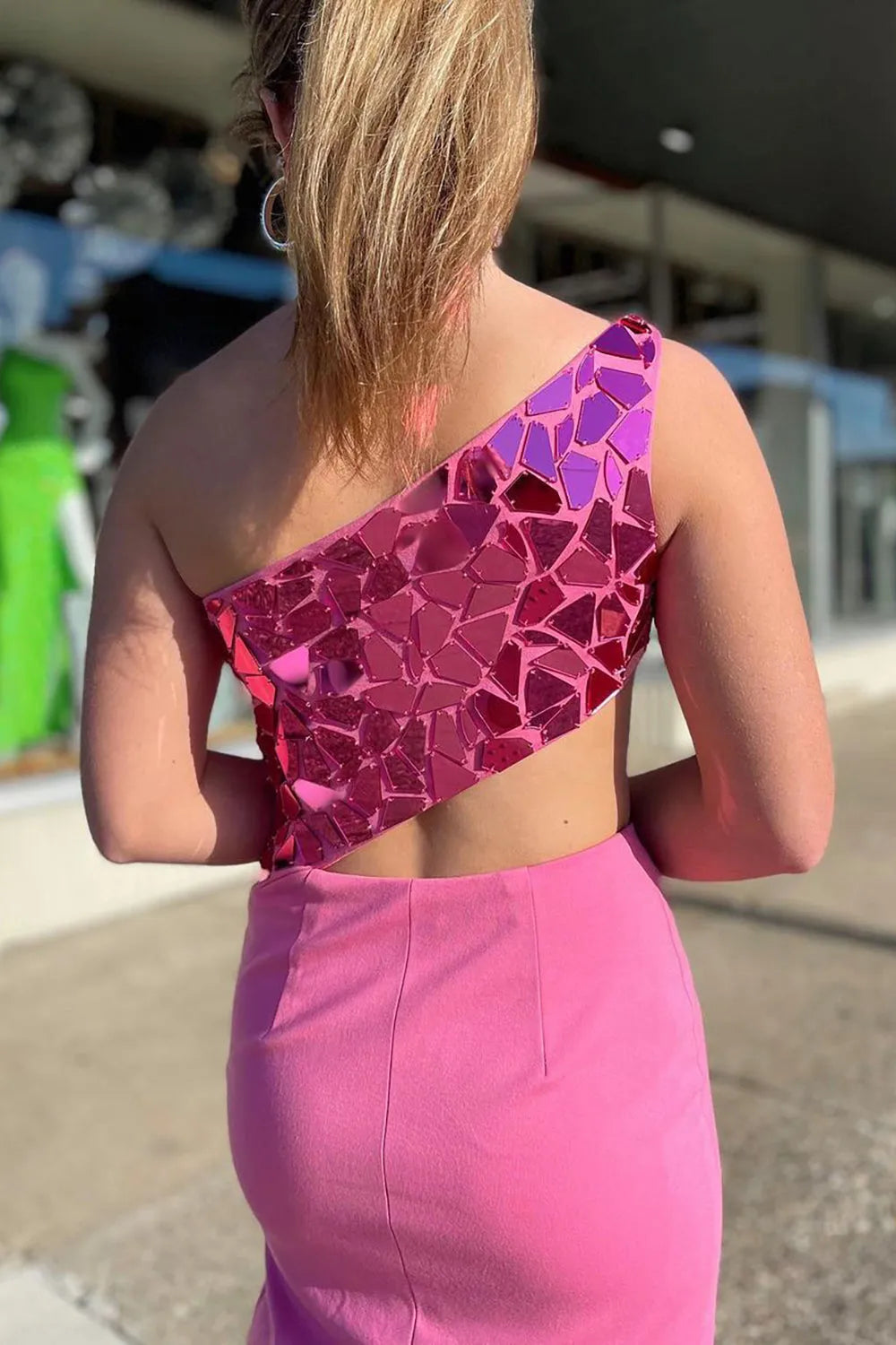 Vestido de fiesta rosa de sirena con un solo hombro y abertura frontal 