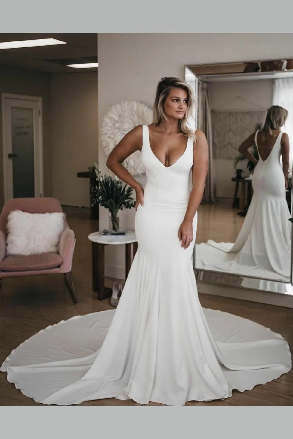 Robe de mariée sirène minimaliste et sexy, dos nu, décolleté en V profond, en satin, avec traîne