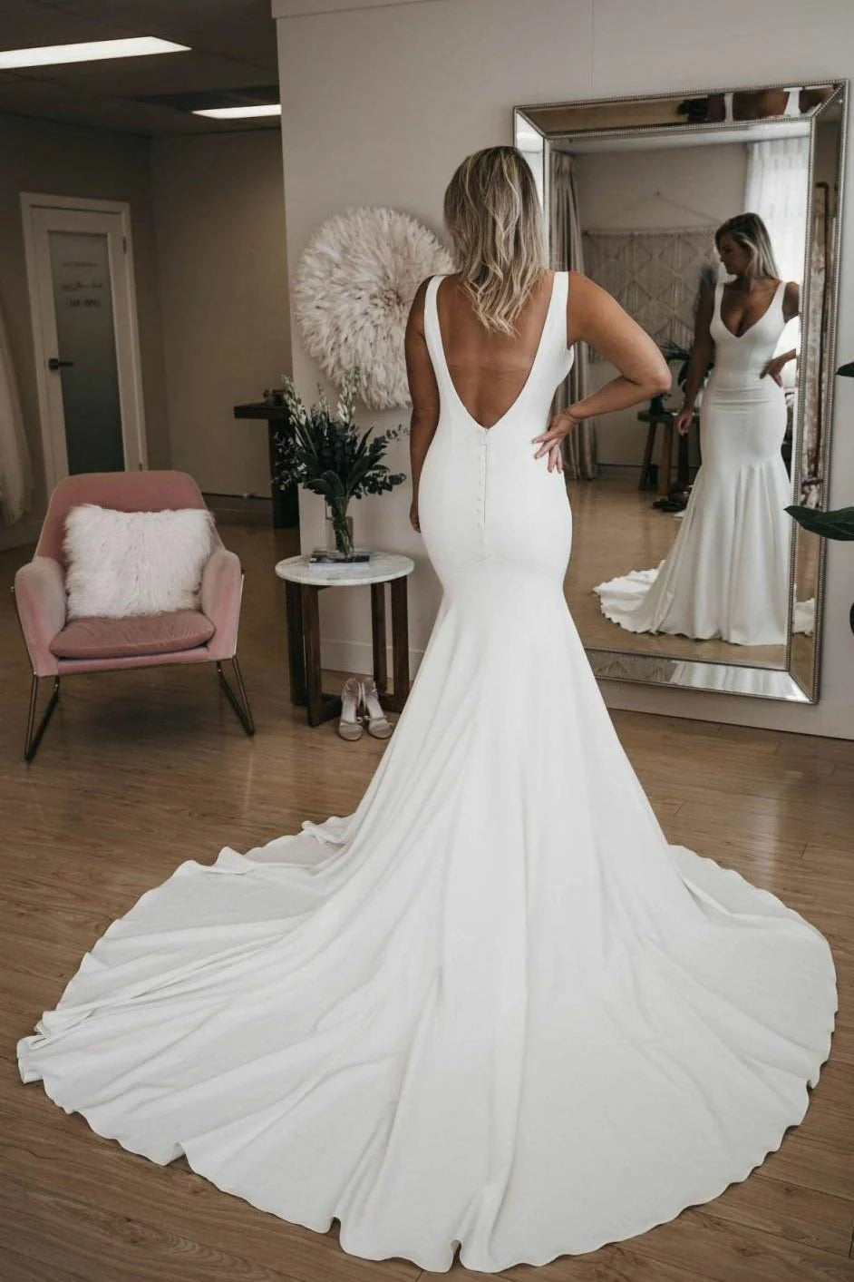 Robe de mariée sirène minimaliste et sexy, dos nu, décolleté en V profond, en satin, avec traîne
