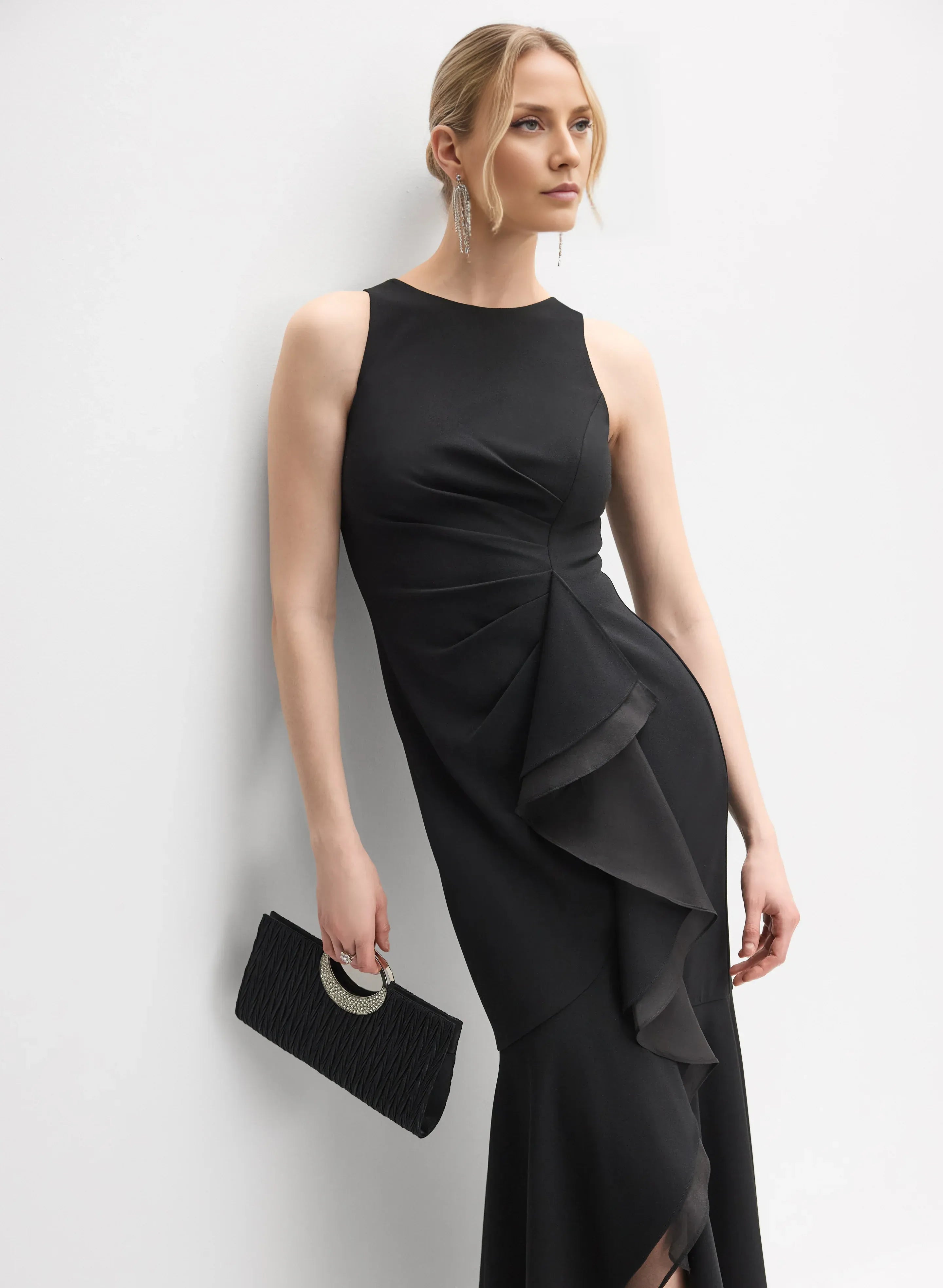 Modern Fitted Boat-Neck Sleeveless Keyhole Back Floor-Length Prom Dress