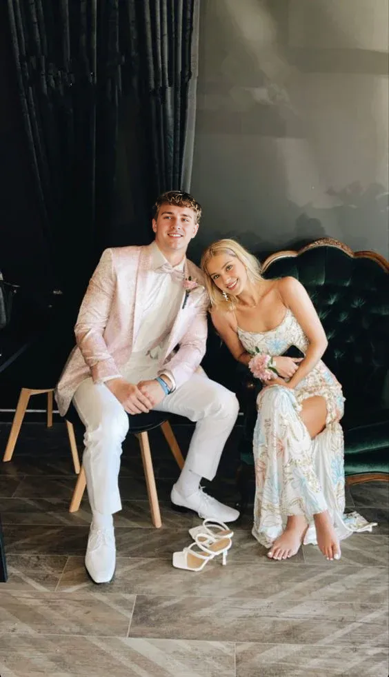 Vestidos de fiesta modestos con tirantes finos, aberturas con lentejuelas y cordones en la espalda 