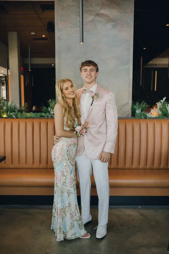 Vestidos de fiesta modestos con tirantes finos, aberturas con lentejuelas y cordones en la espalda 