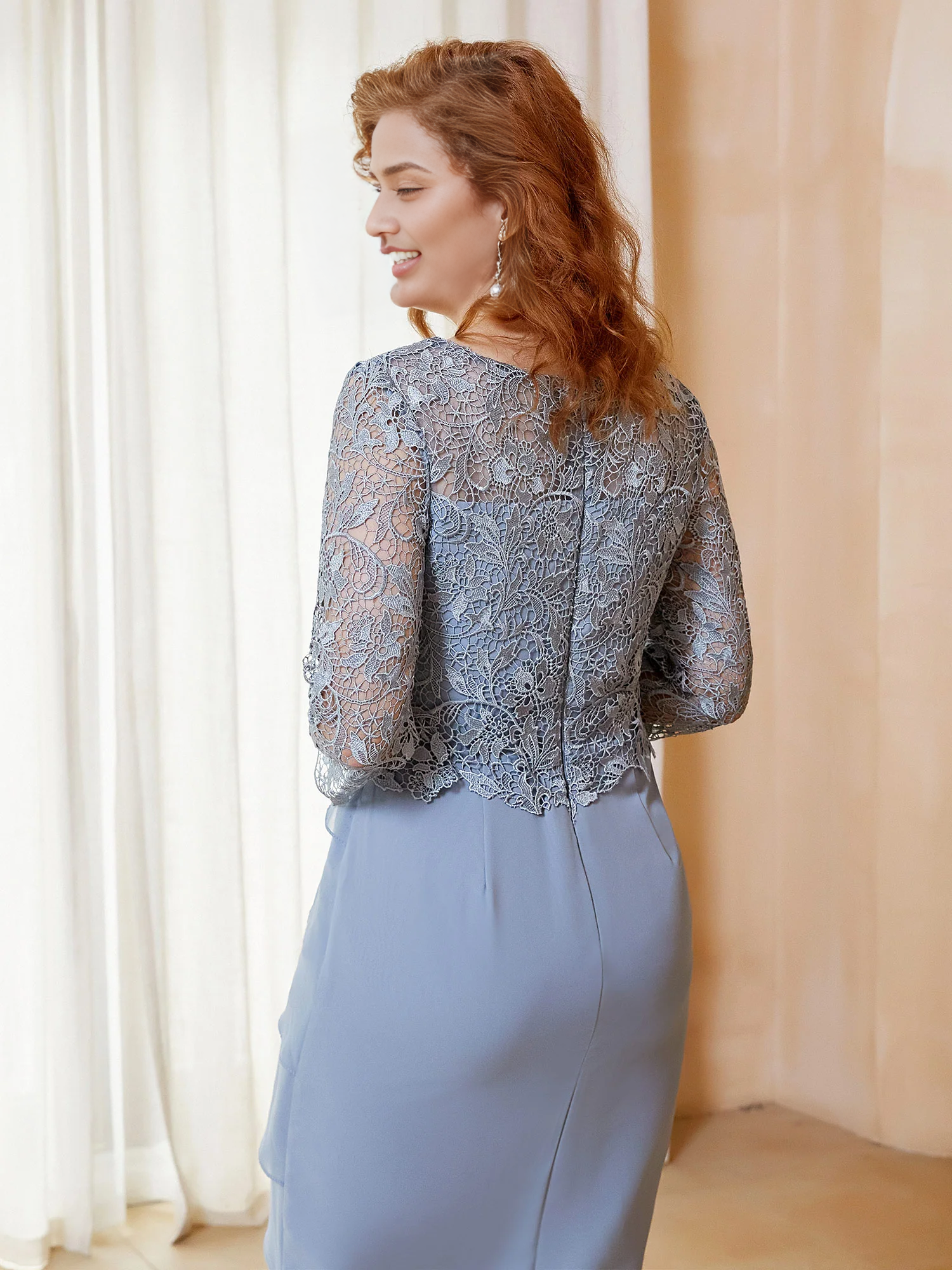 Robe de mère de la mariée bleu poudré à volants, col rond et manches longues