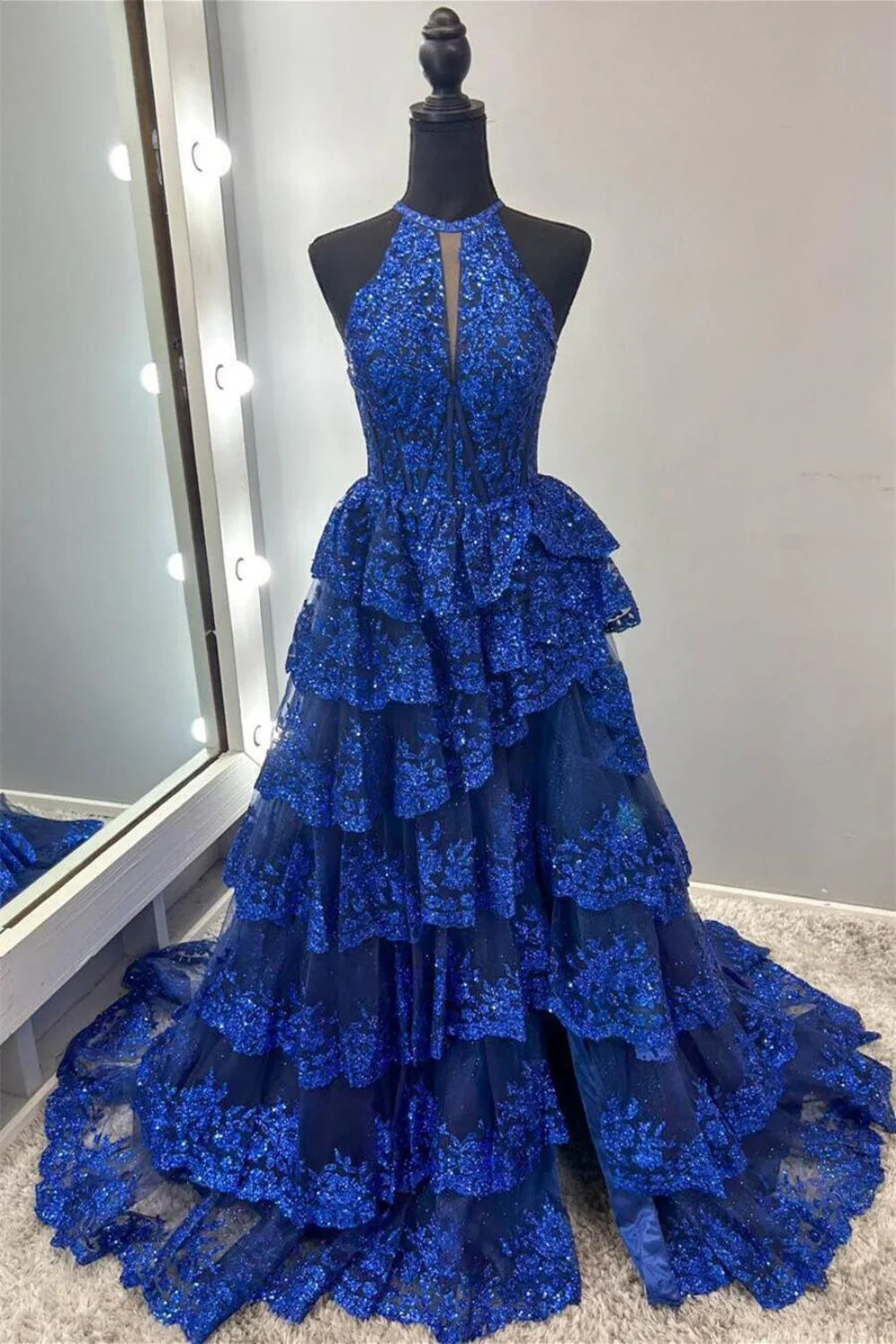 Superbe robe de bal trapèze bleu roi à plusieurs couches, décolleté licou, fente corset et volants en dentelle