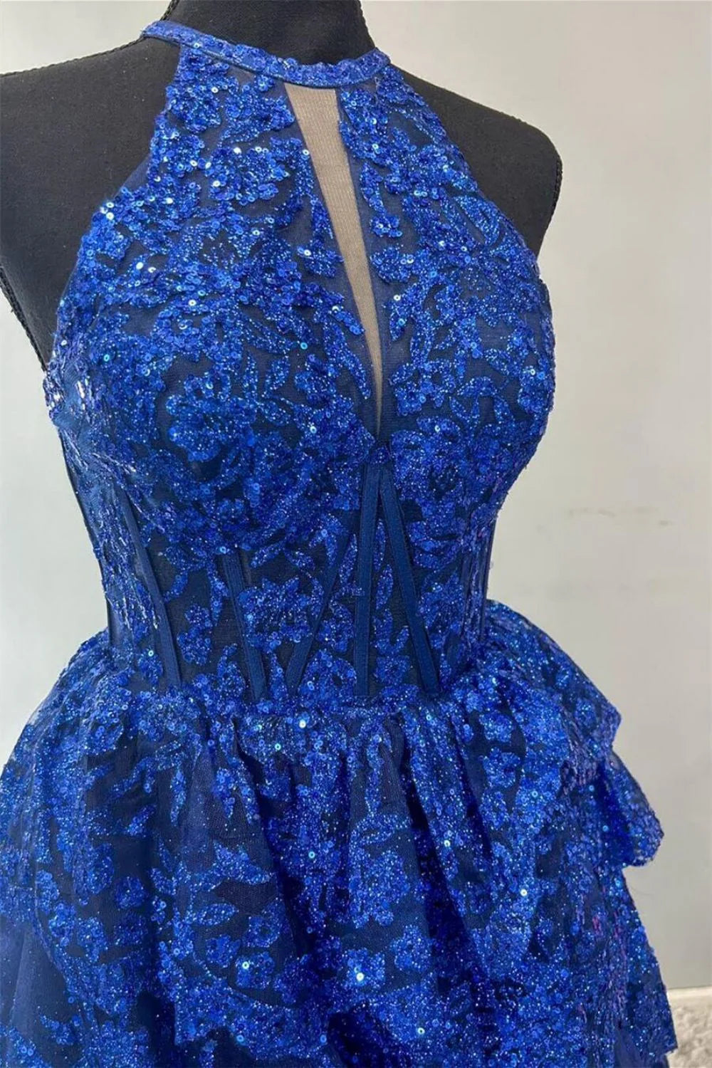 Superbe robe de bal trapèze bleu roi à plusieurs couches, décolleté licou, fente corset et volants en dentelle